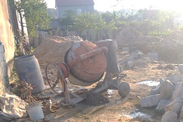 Giúp đổ móng nhà cho em vợ, người đàn ông bị điện giật tử vong