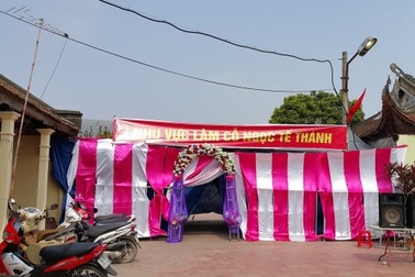 Lễ hội Ném Thượng: Chém lợn ở khu vực kín vẫn gây tranh cãi