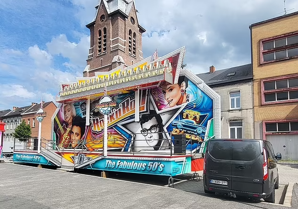 Đu quay mạo hiểm gặp sự cố, 7 du khách tuột dây an toàn rơi xuống đất - 2 Đu quay mạo hiểm gặp sự cố, 7 du khách tuột dây an toàn rơi xuống đất - 2