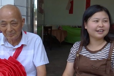 Cô gái ngã xuống ao được ân nhân cứu sống hai lần, cách nhau 25 năm