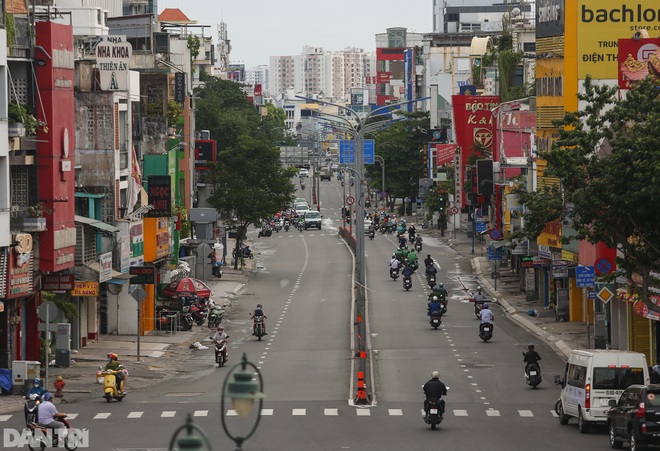 So sánh giao thông TPHCM: Trước giãn cách ùn tắc, nay chỉ còn xe cứu thương - 10 So sánh giao thông TPHCM: Trước giãn cách ùn tắc, nay chỉ còn xe cứu thương - 10