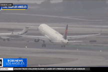 Khoảnh khắc hai máy bay suýt đâm đụng trên đường băng gây thót tim