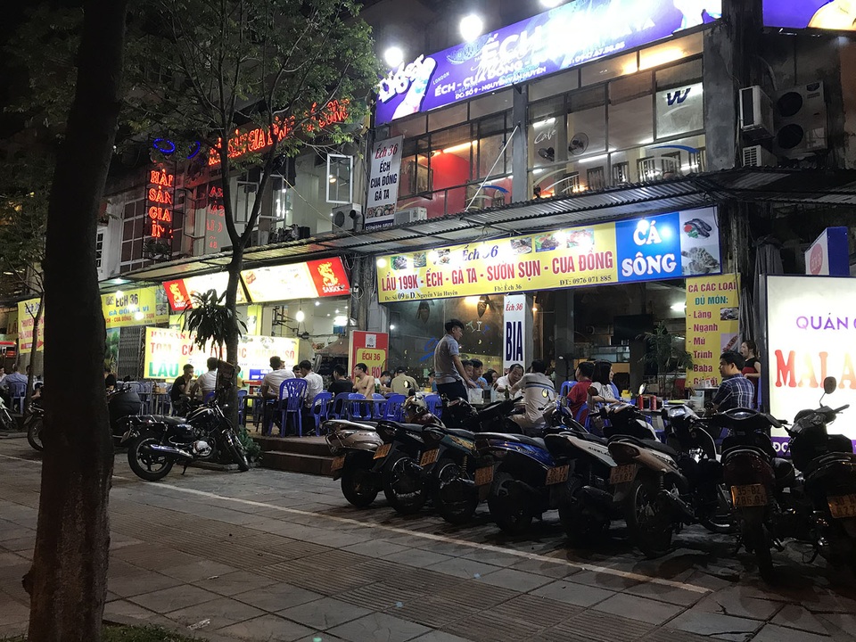 Quán nhậu ken đặc, đông nghịt người như chưa hề có Nghị định 100 - 10 Quán nhậu ken đặc, đông nghịt người như chưa hề có Nghị định 100 - 10
