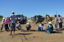 Vụ dân chặn khai thác cát: Tỉnh chỉ đạo tạm dừng thi công