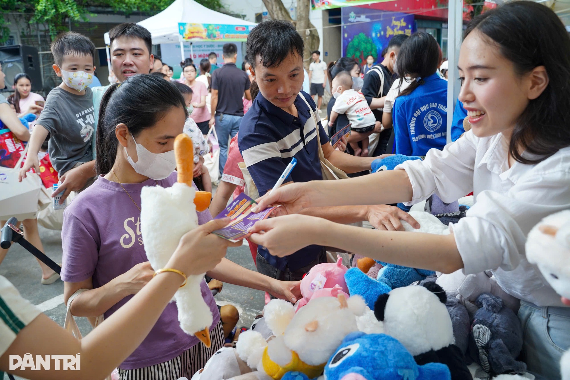 Điều ước bình an, đón nhiều Trung thu cùng gia đình của những em bé ung thư - 9 Điều ước bình an, đón nhiều Trung thu cùng gia đình của những em bé ung thư - 9