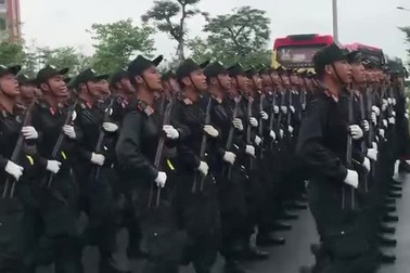 Đoàn diễu binh cảnh sát cơ động đồng ca "Tái sinh" đầy khí thế gây sốt