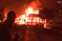 Mỹ: Người biểu tình tấn công loạt cơ quan công quyền