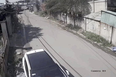 Xe chở học sinh xập xệ đến mức văng cả trẻ em khi cua gấp