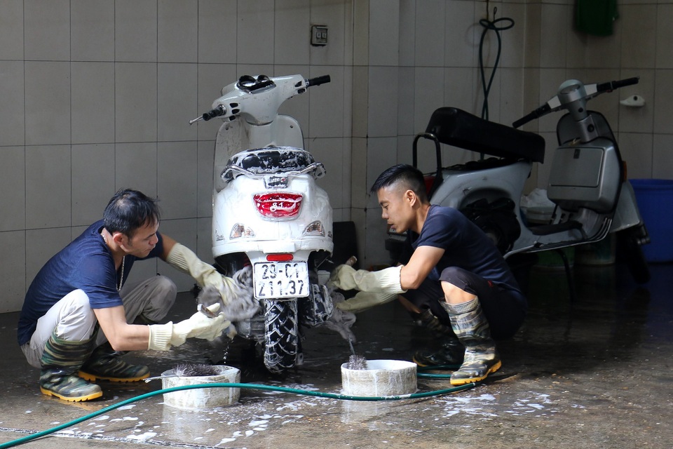 Hà Nội: Rửa xe 200 nghìn đồng/lượt, khách vẫn ùn ùn xếp hàng - 9 Hà Nội: Rửa xe 200 nghìn đồng/lượt, khách vẫn ùn ùn xếp hàng - 9