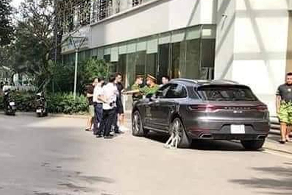 Hai xe sang Porsche Macan trùng biển số, chạm mặt tại Hà Nội - 2 Hai xe sang Porsche Macan trùng biển số, chạm mặt tại Hà Nội - 2