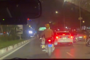 Cán bộ CSGT hỗ trợ người bị tai nạn giao thông đi cấp cứu kịp thời