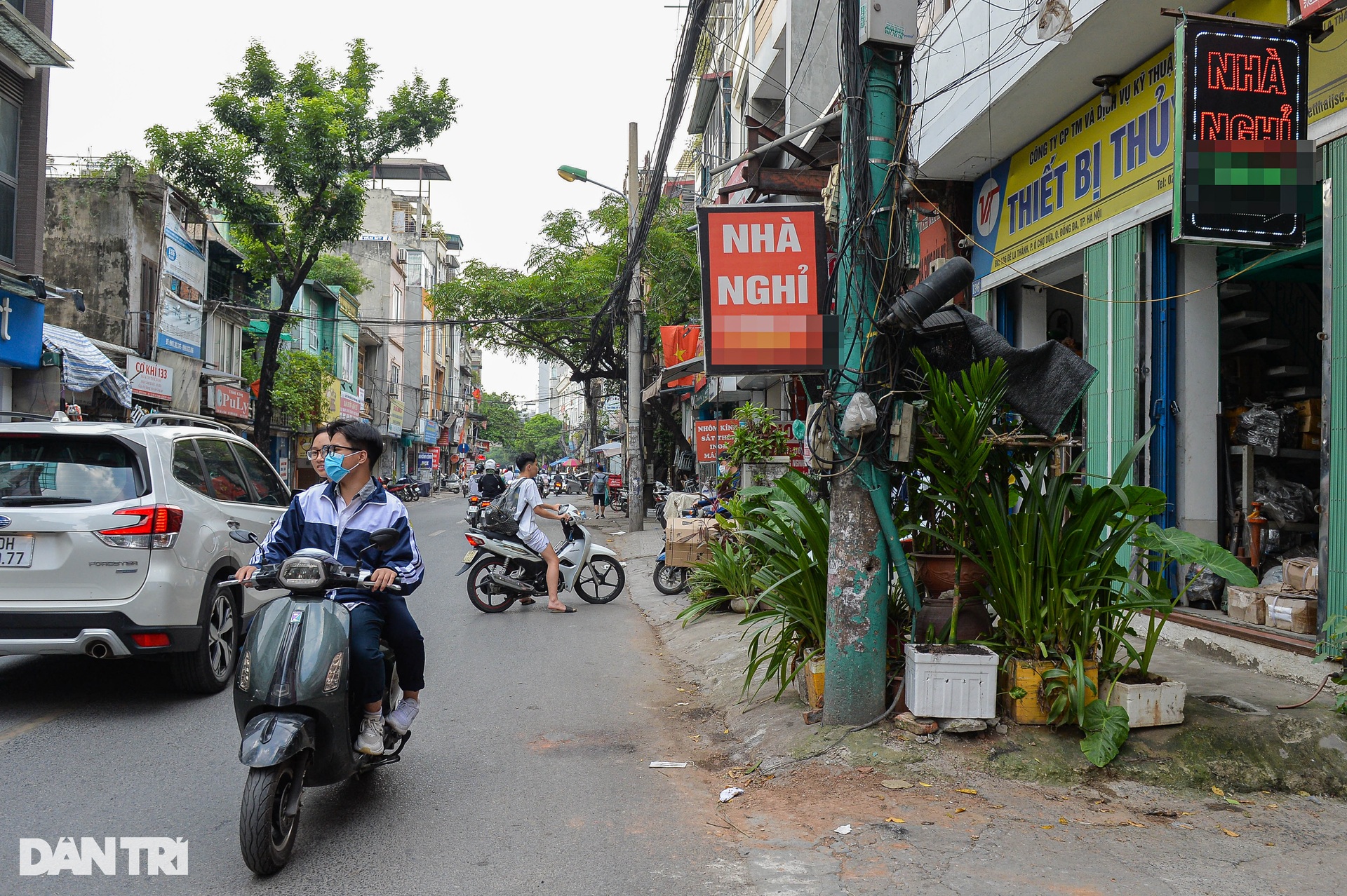 Cột điện, trạm biến áp ở Hà Nội bị quảng cáo, rao vặt bức tử - 5 Cột điện, trạm biến áp ở Hà Nội bị quảng cáo, rao vặt bức tử - 5