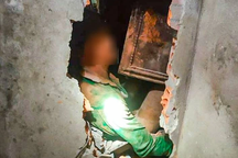 Đục tường cứu hai vợ chồng bị đất đá vùi lấp trong nhà