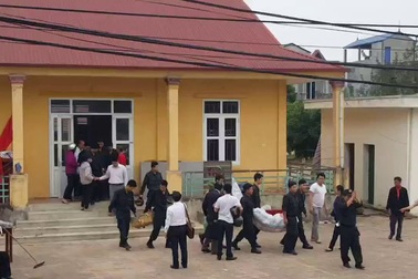 Dân Đồng tâm thả 19 chiến sĩ Cảnh sát cơ động