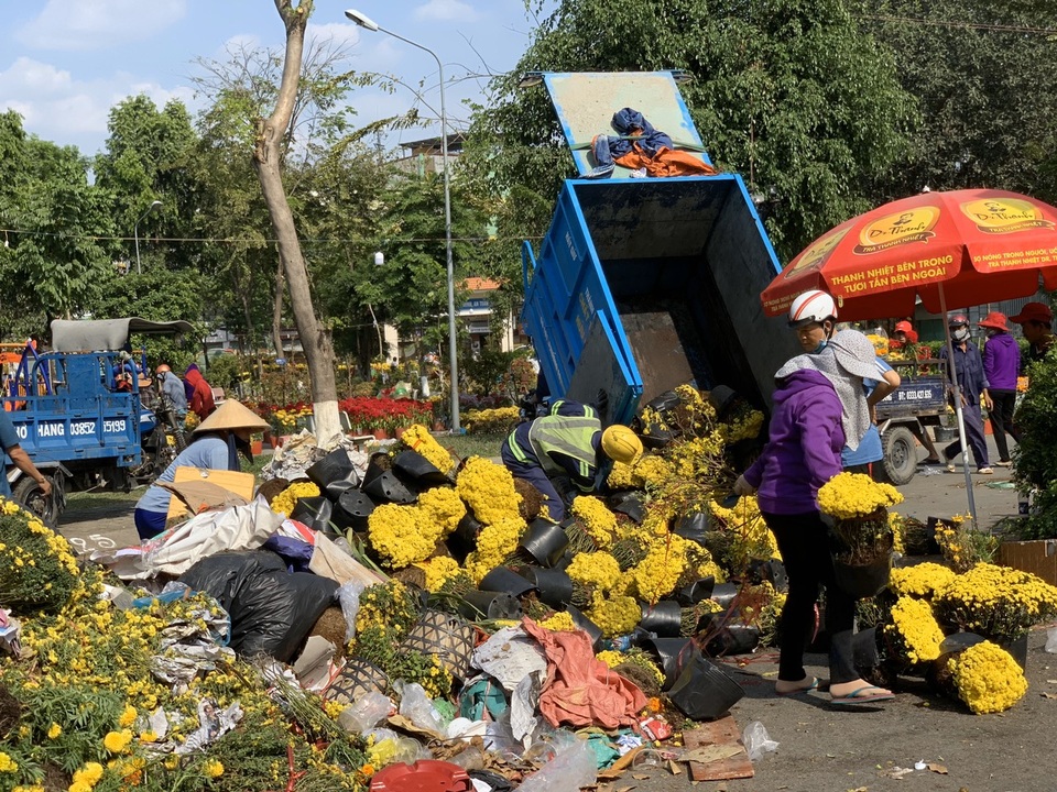 Thương lái mệt mỏi xả hàng, giá hoa tết nhiều nơi giảm 50-70% - 16 Thương lái mệt mỏi xả hàng, giá hoa tết nhiều nơi giảm 50-70% - 16