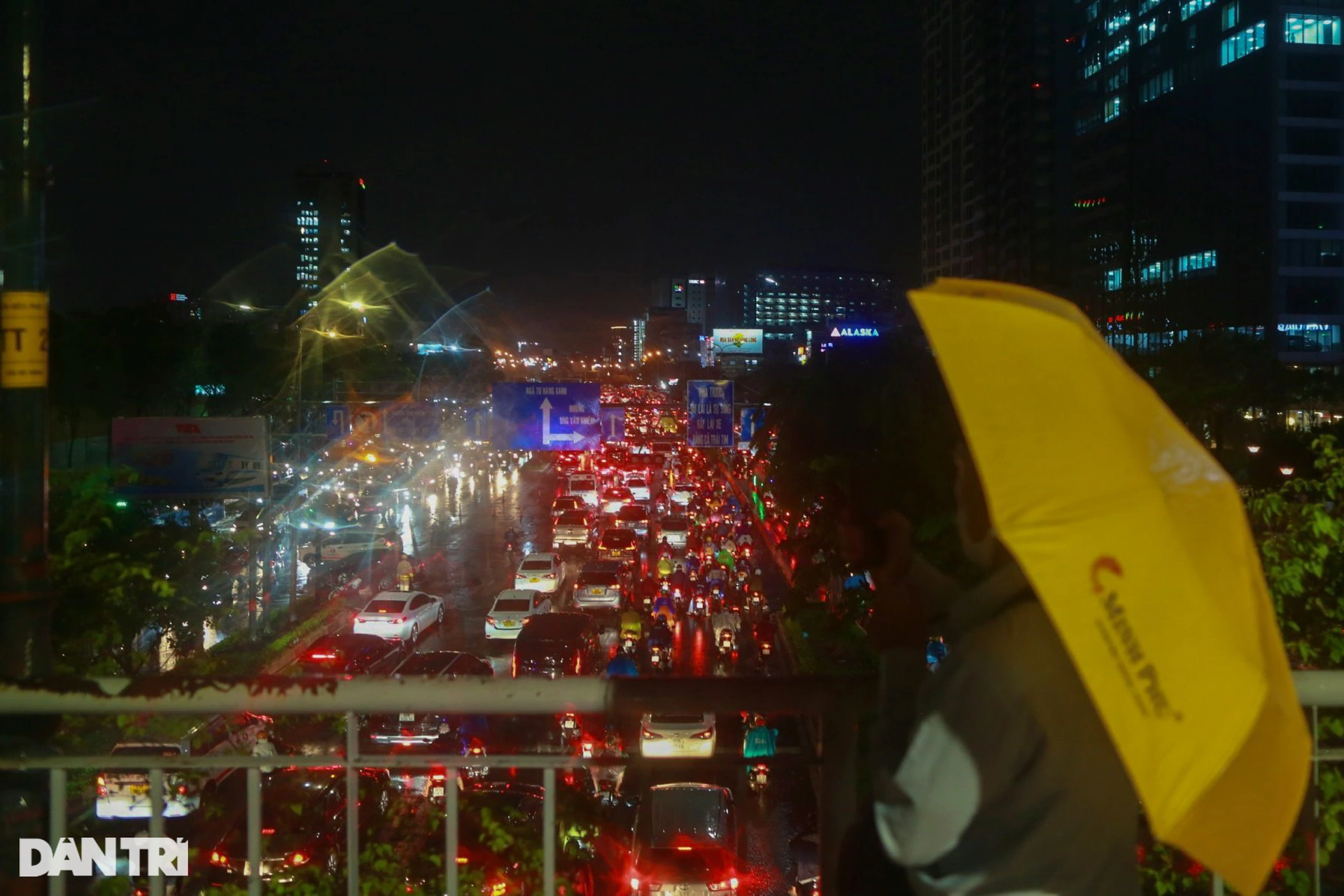 Người dân TPHCM chôn chân gần 4km trên đường về nhà sau cơn mưa chiều - 12 Người dân TPHCM chôn chân gần 4km trên đường về nhà sau cơn mưa chiều - 12