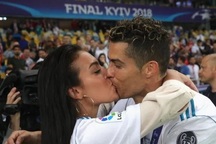 Cristiano Ronaldo tuyên bố sẽ cưới bạn gái