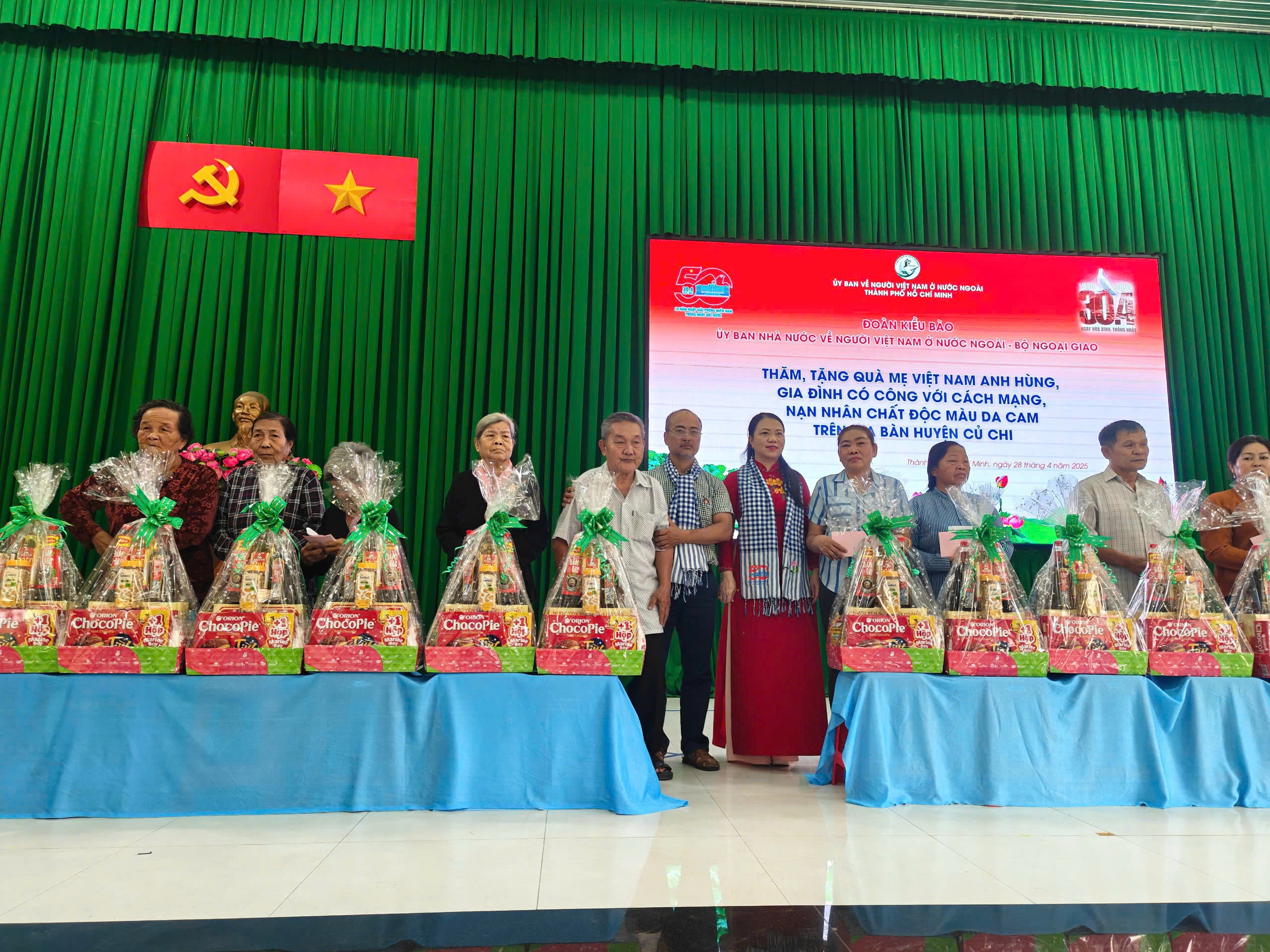 Đoàn kiều bào thăm Củ Chi nhân 50 năm thống nhất đất nước - 2