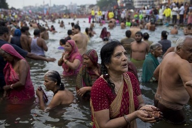 Lễ hội tắm tập thể lớn nhất hành tinh, hơn 400 triệu người cùng tắm