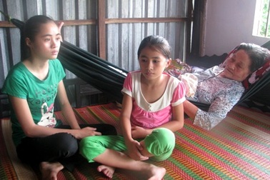 Bà ngoại bị tai nạn nằm liệt giường, hai cháu mồ côi cha mờ mịt tương lai