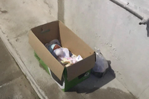 Bé trai 2 tuần tuổi bị bỏ rơi kèm thư nhắn "cháu không nuôi nổi"