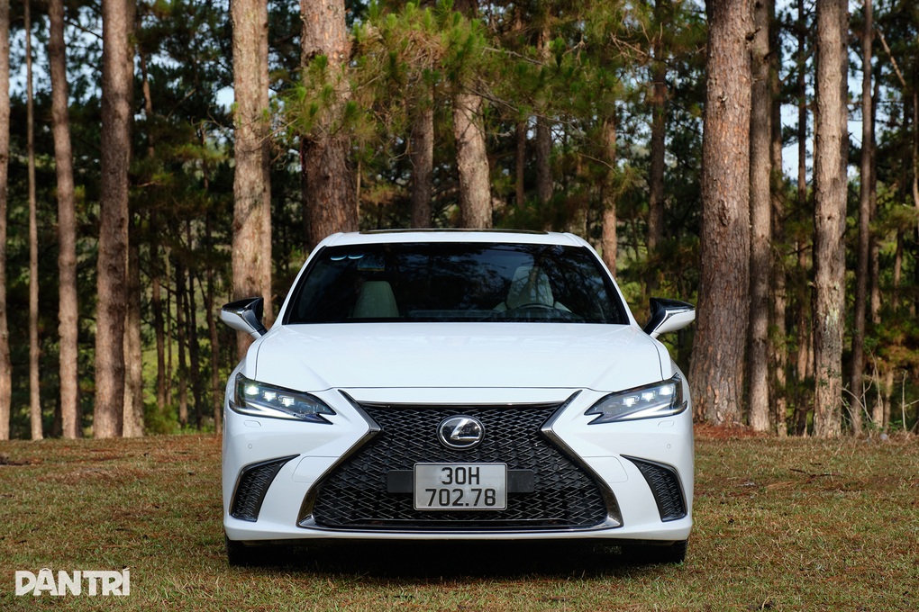Trải nghiệm Lexus ES 250 F Sport: Lái hay hơn nhưng vẫn thiếu chút để đã - 2 Trải nghiệm Lexus ES 250 F Sport: Lái hay hơn nhưng vẫn thiếu chút để đã - 2