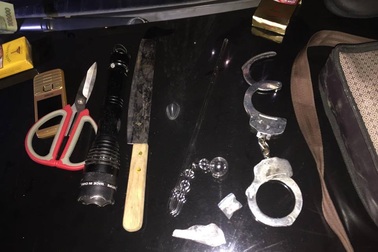 Hà Nội: Một phụ nữ ngồi trên xe ô tô 4 chỗ chứa nhiều vũ khí "nóng"