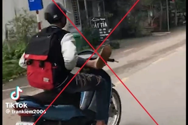 Lái xe bằng chân, nam sinh lớp 12 bị phạt gần 8 triệu đồng