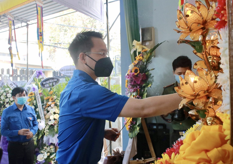 Trao huy hiệu “Tuổi trẻ dũng cảm” đến chiến sĩ hy sinh khi làm nhiệm vụ - 3 Trao huy hiệu “Tuổi trẻ dũng cảm” đến chiến sĩ hy sinh khi làm nhiệm vụ - 3