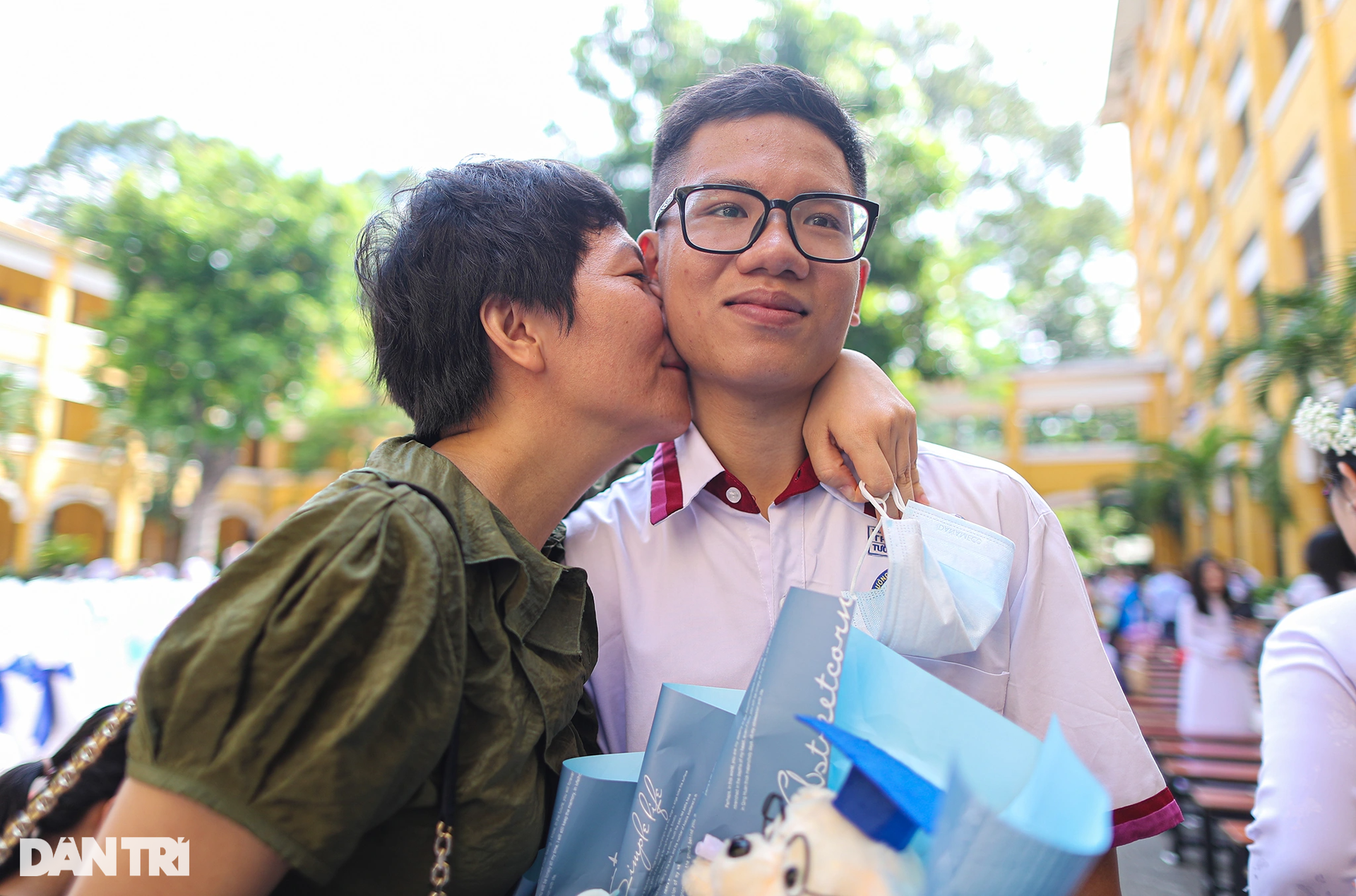 Khoảnh khắc nữ sinh Trưng Vương tinh khôi, rạng rỡ trong lễ trưởng thành - 16 Khoảnh khắc nữ sinh Trưng Vương tinh khôi, rạng rỡ trong lễ trưởng thành - 16