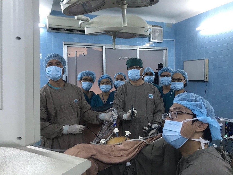 Lần đầu tiên phẫu thuật nội soi điều trị ung thư âm đạo “3 trong 1” - 1 Lần đầu tiên phẫu thuật nội soi điều trị ung thư âm đạo “3 trong 1” - 1