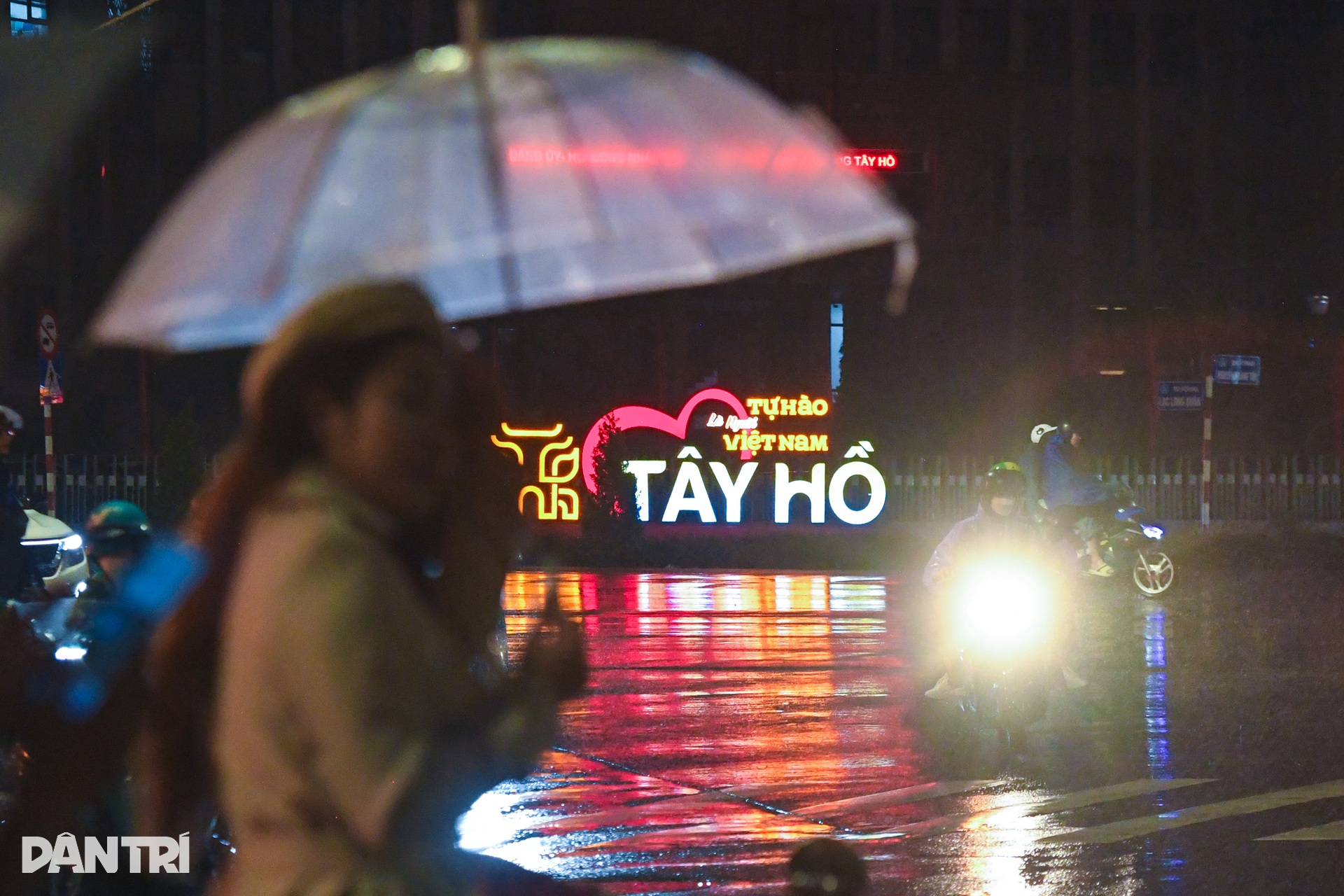 Giới trẻ đội mưa chiêm ngưỡng mô hình Trái Đất khổng lồ tại Hà Nội - 2