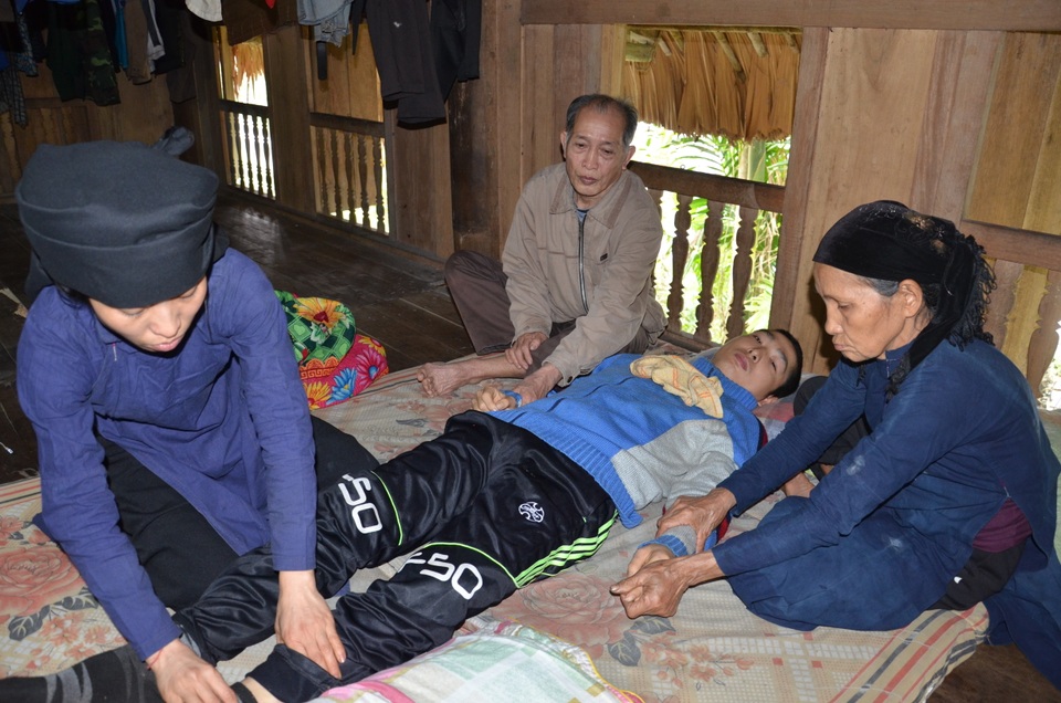 Chàng trai nằm bất tỉnh 2 ngày trong phòng trọ đang chết mòn đau đớn - 2 Chàng trai nằm bất tỉnh 2 ngày trong phòng trọ đang chết mòn đau đớn - 2