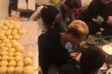 Du học sinh Việt tại Anh gói bánh chưng đón Tết Nguyên đán Kỷ Hợi.