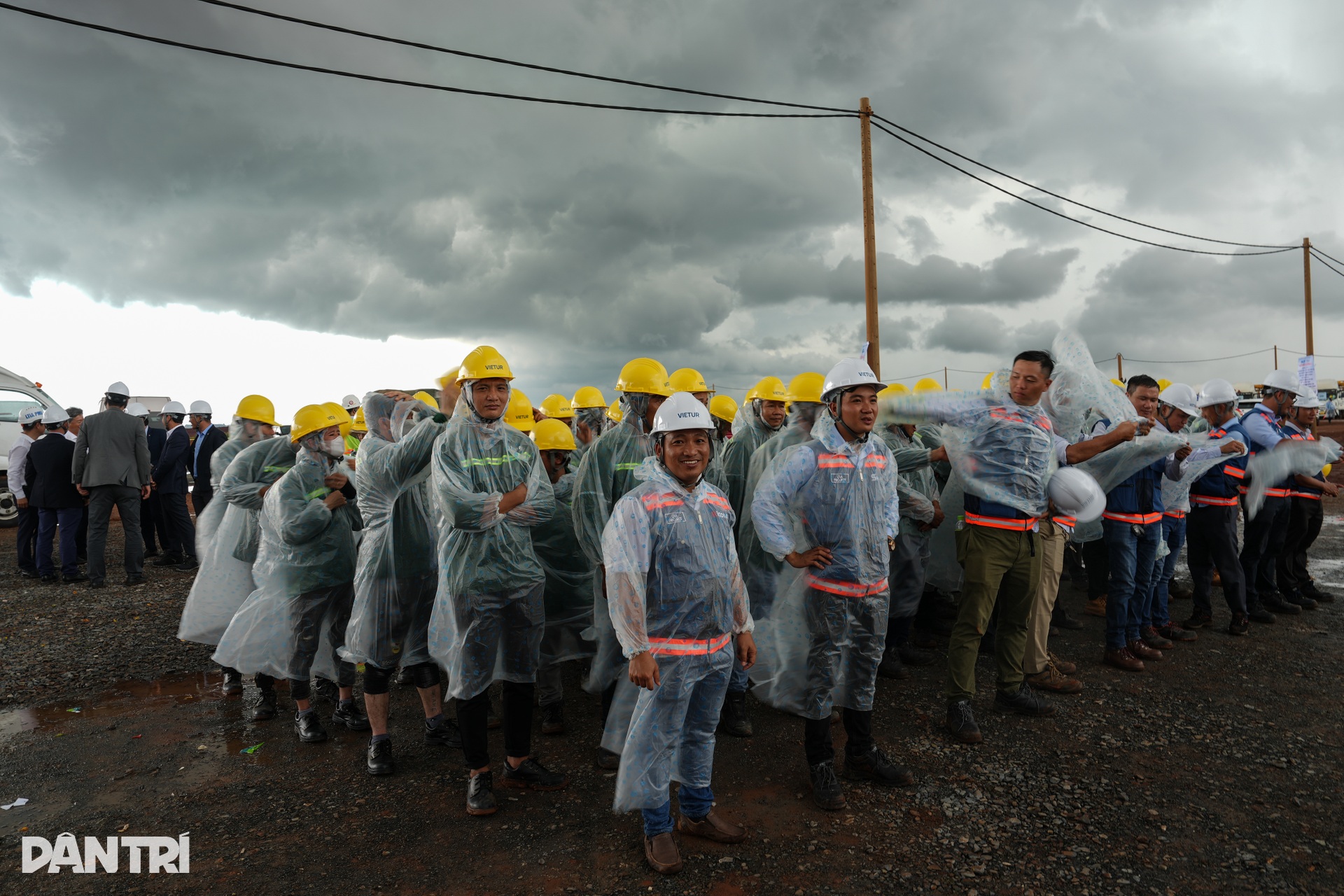 Công nhân, kỹ sư háo hức ngày khởi công nhà ga sân bay lớn nhất Việt Nam - 5 Công nhân, kỹ sư háo hức ngày khởi công nhà ga sân bay lớn nhất Việt Nam - 5