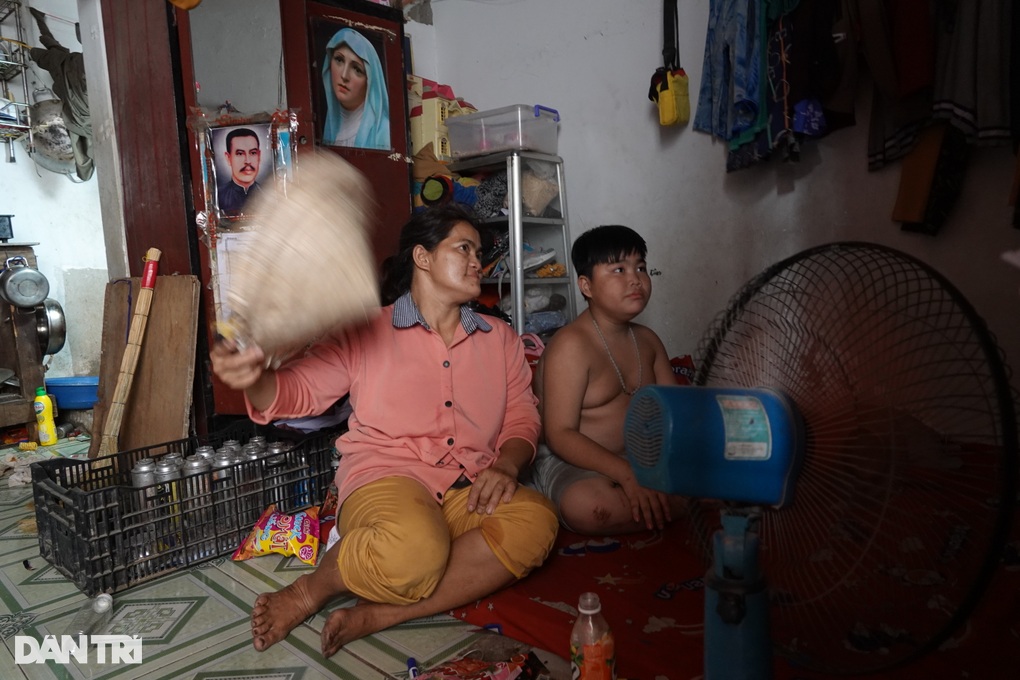 Mẹ con chia lìa, cụ ông thở dốc vì phòng trọ như chảo lửa - 3 Mẹ con chia lìa, cụ ông thở dốc vì phòng trọ như chảo lửa - 3