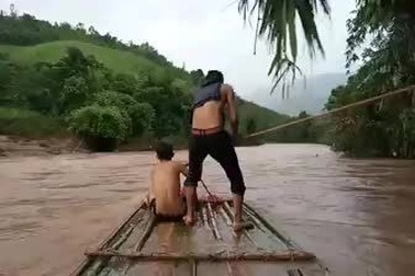 Cảnh chèo bè đu dây qua dòng nước lũ rất nguy hiểm tại Điện Biên