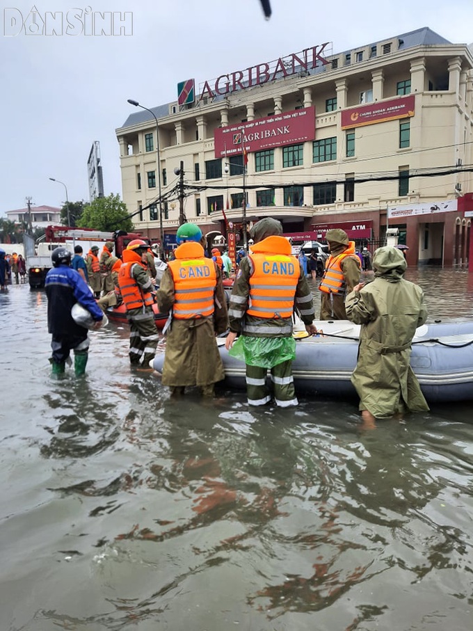 Thành phố Hà Tĩnh băng hà giữa biển lũ  - Ảnh 1.