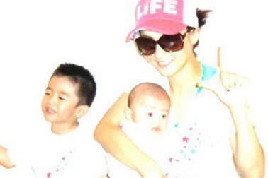 Hình ảnh đáng yêu về hai cậu nhóc nhà Trương Bá Chi 