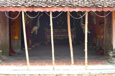 Dựng cọc tre “chống nạng” cho di tích cổ