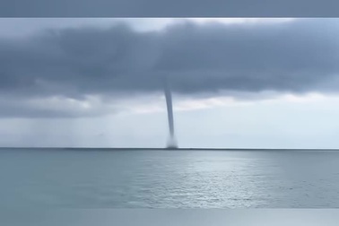 Vòi rồng khổng lồ xuất hiện trên vùng biển Phú Quốc