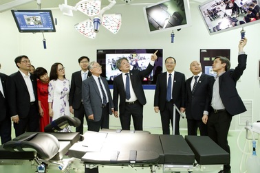 Vừa phẫu thuật, vừa chụp cắt lớp vi tính di động ngay trong phòng mổ