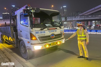 Từ tiếng còi xe chói tai trong hầm chung cư đến xe tải gào rú trong đêm