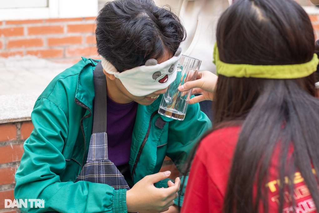 Học sinh Hà Nội kết bạn, làm đồ thủ công tại ngày hội văn hóa Hàn Quốc - 2 Học sinh Hà Nội kết bạn, làm đồ thủ công tại ngày hội văn hóa Hàn Quốc - 2