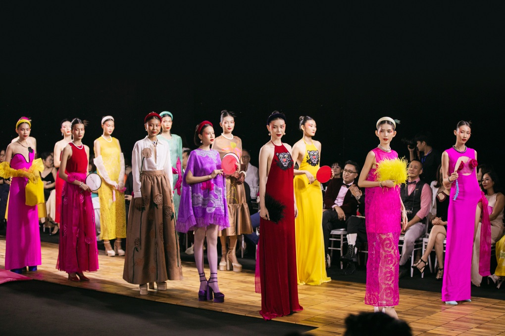 Búp bê sống Bé Quyên diện váy độc lạ, xuất hiện ấn tượng trên sàn catwalk - 1 Búp bê sống Bé Quyên diện váy độc lạ, xuất hiện ấn tượng trên sàn catwalk - 1