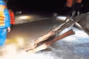 Vỡ đê kênh thấp ở Nghệ An, hàng trăm người trắng đêm gia cố