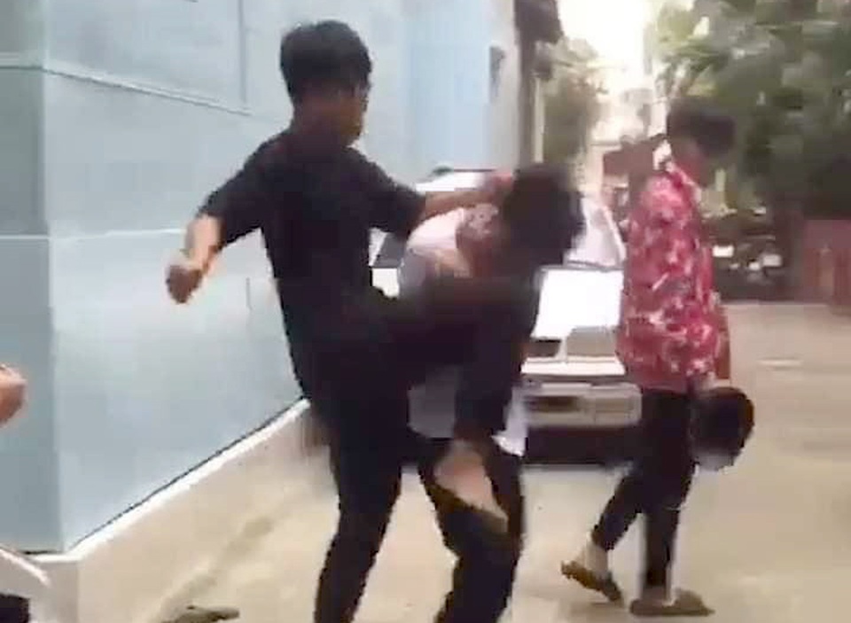 Xôn xao clip nam sinh bị đánh tới tấp dù có từ... 2 năm trước - 1 Xôn xao clip nam sinh bị đánh tới tấp dù có từ... 2 năm trước - 1