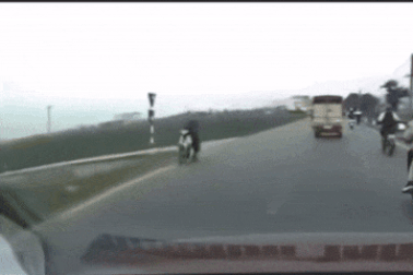 Nổi bật tuần qua: Thiếu niên "đầu trần" vượt ẩu gây tai nạn trực diện