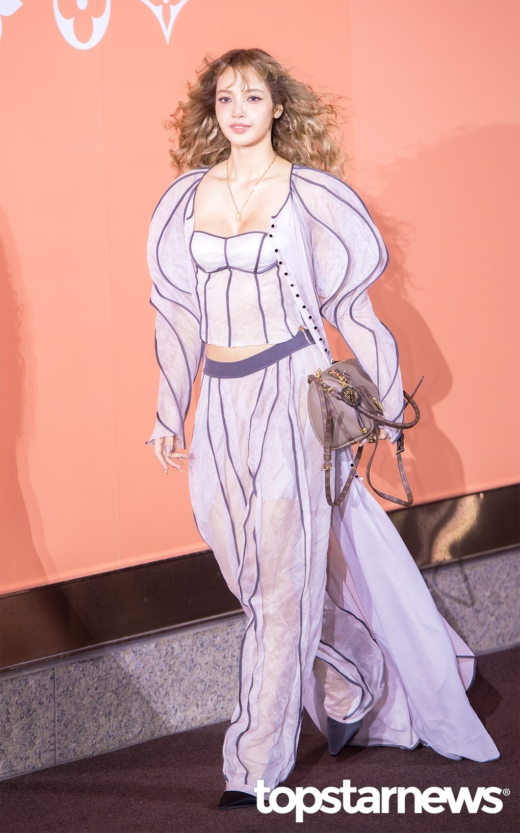 Phong cách ngọt ngào như công chúa tóc mây của Lisa gây sốt - 1