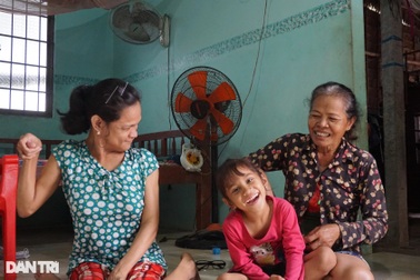 Mẹ kế cả đời nuôi con chồng tật nguyền, chăm cháu "ngoài giá thú"